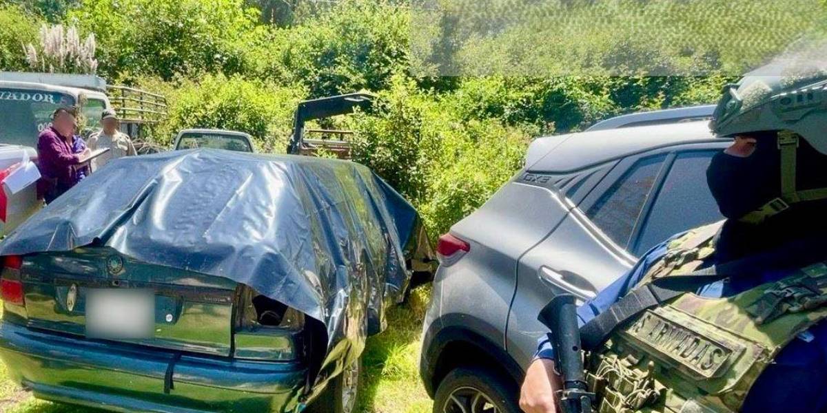 Un auto involucrado en un choque ocultaba 35 paquetes de marihuana, en Otavalo