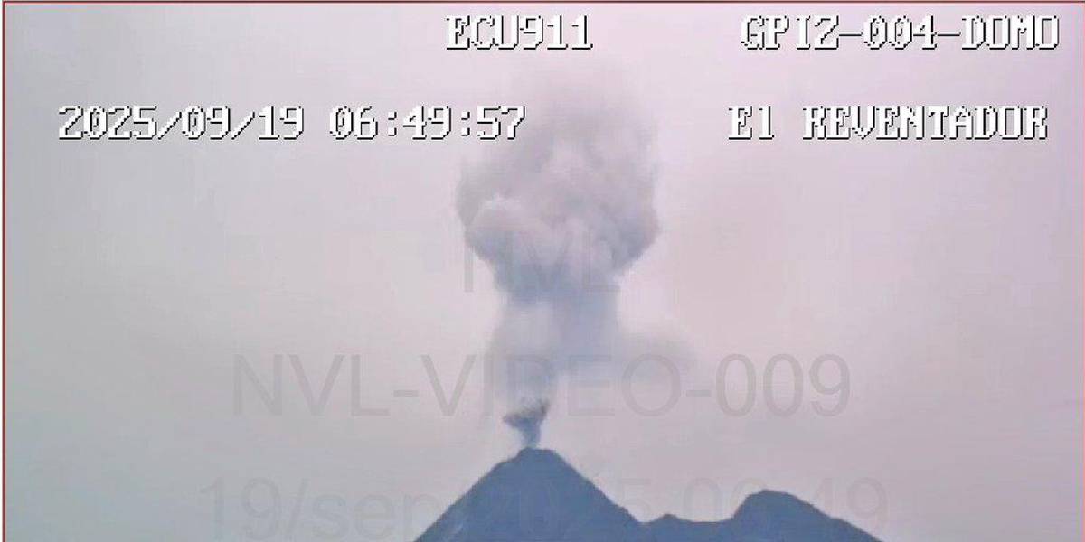 El volcán Reventador emite material piroclástico y mantiene en alerta a las autoridades