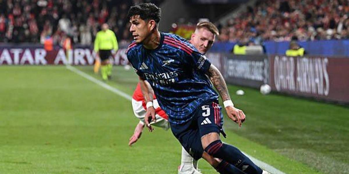 Piero Hincapié y su encontrón con un rival en pleno partido de Champions League