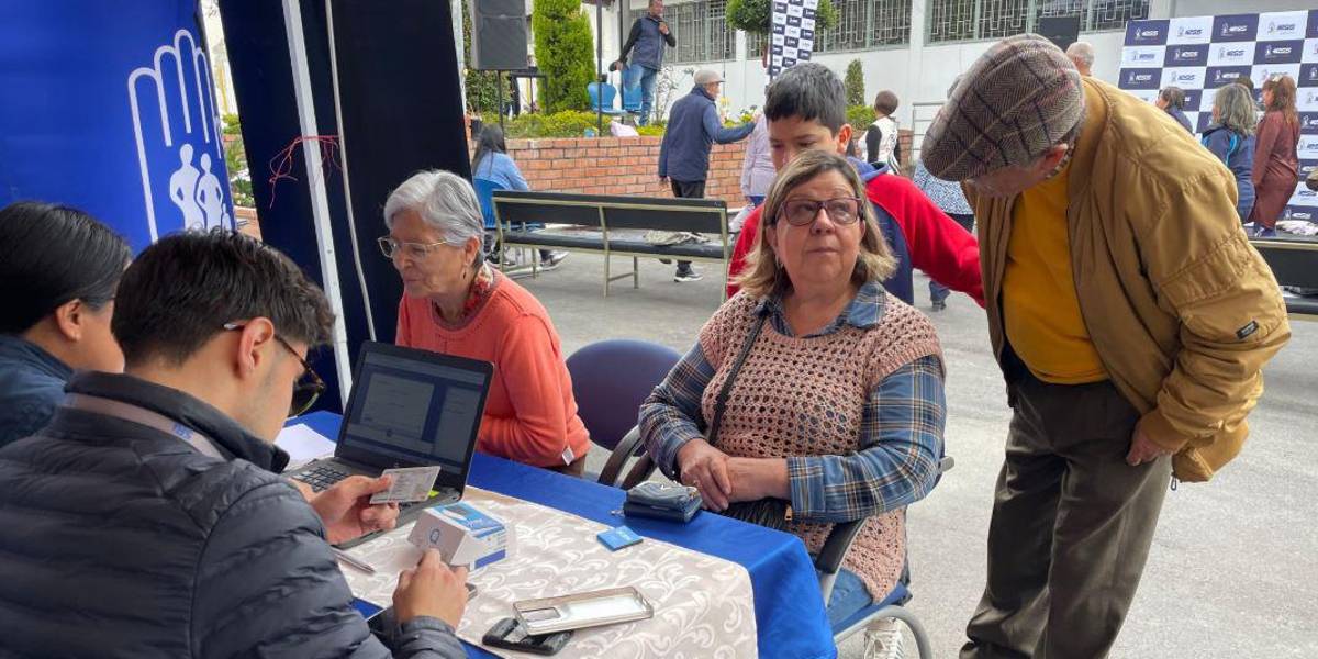 SRI aún no logra ponerse al día en la devolución del IVA a adultos mayores