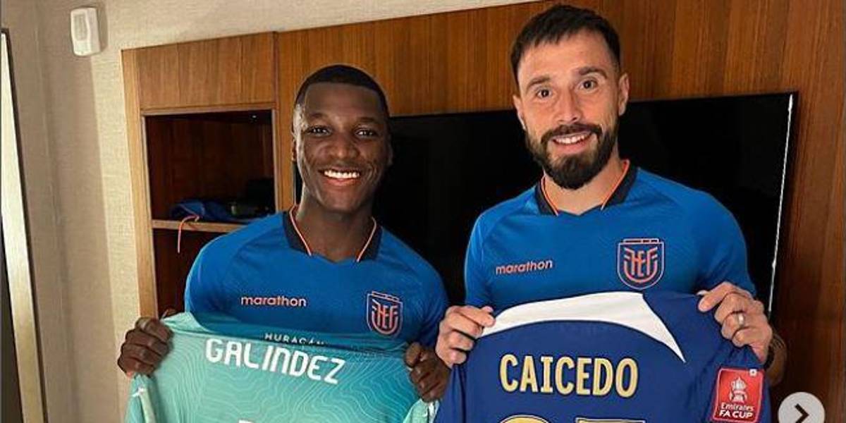 Moisés Caicedo y Hernán Galíndez intercambian las camisetas de sus equipos