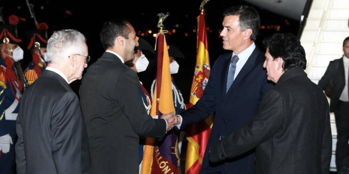 Presidente de España llega a Quito para reunirse con presidente Lasso
