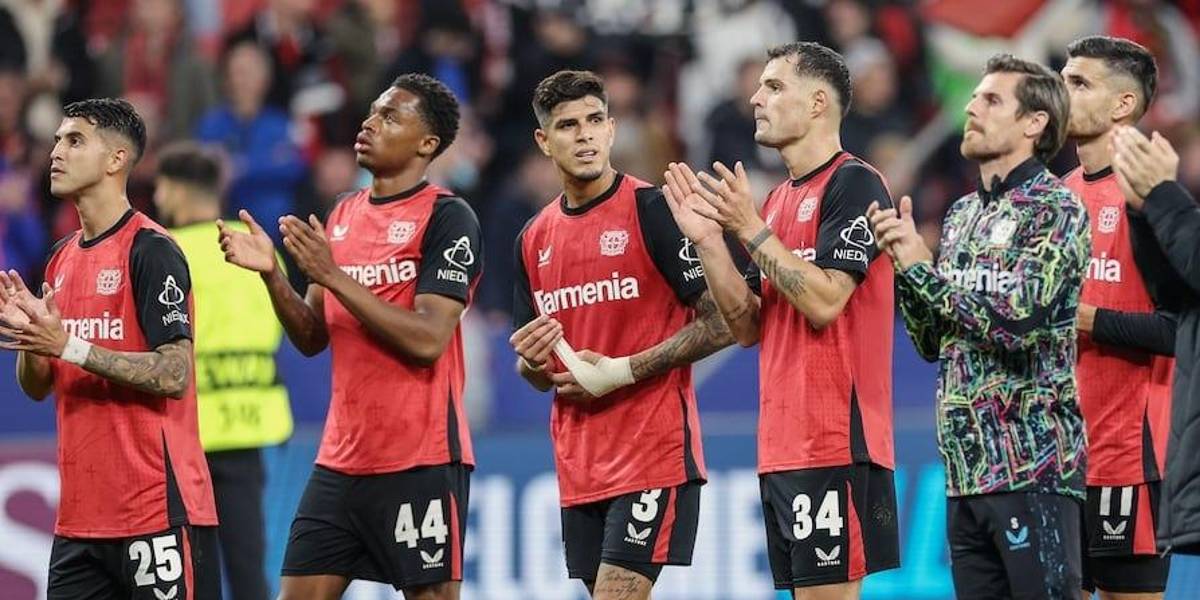Bayer Leverkusen sufre pero gana y mete presión al Bayern Munich en Alemania