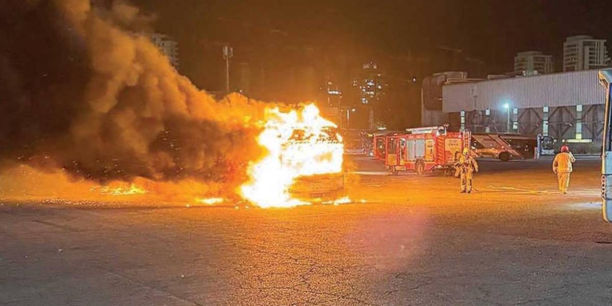 Tres detenidos por las explosiones de autobuses vacíos cerca de Tel Aviv durante la noche