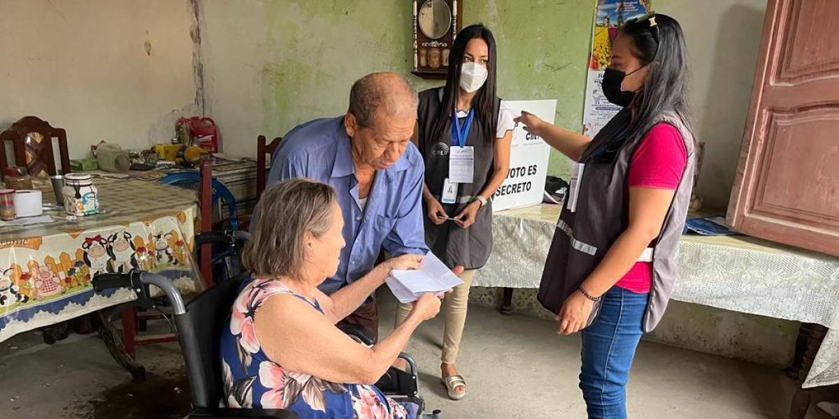 Elecciones Ecuador 2023: realizan simulacros de voto en casa
