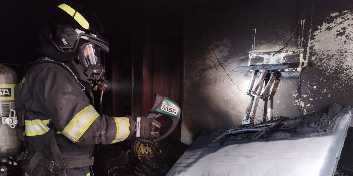 Quito: los bomberos apagaron un incendio al interior de una casa en Solanda