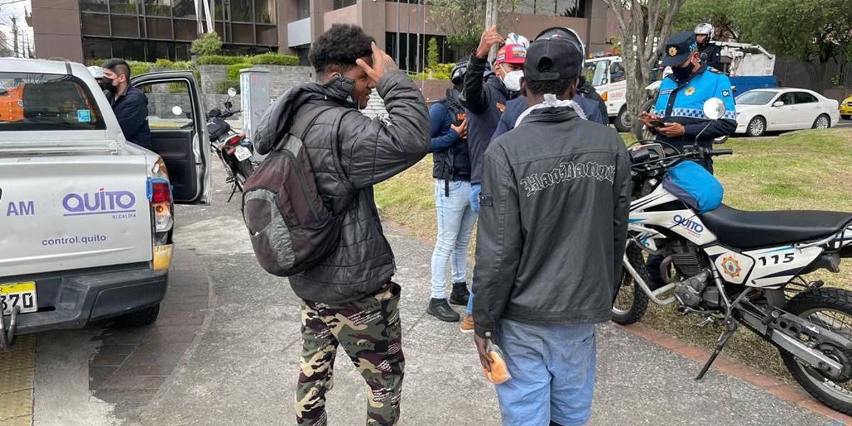 ¿Quiénes son los limpiaparabrisas desalojados del norte de Quito?