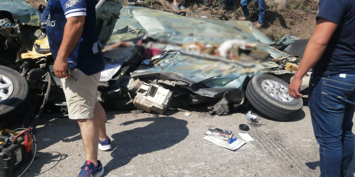 Cuatro muertos tras choque entre un tanquero y una furgoneta en una vía de El Oro