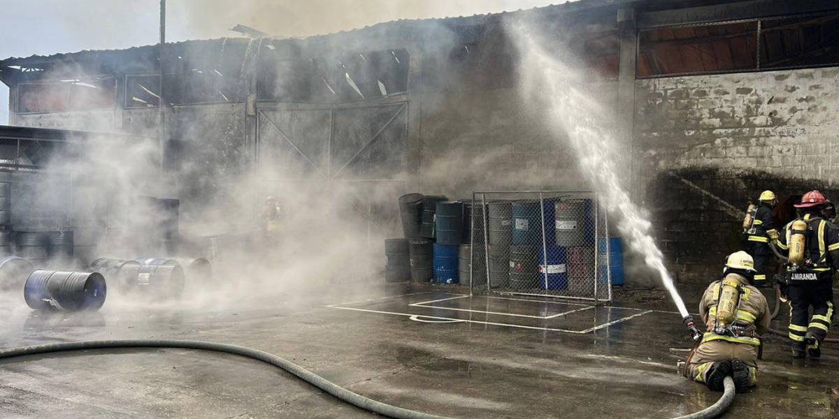 200 bomberos controlaron un gran incendio en una fábrica de plásticos en Guayaquil