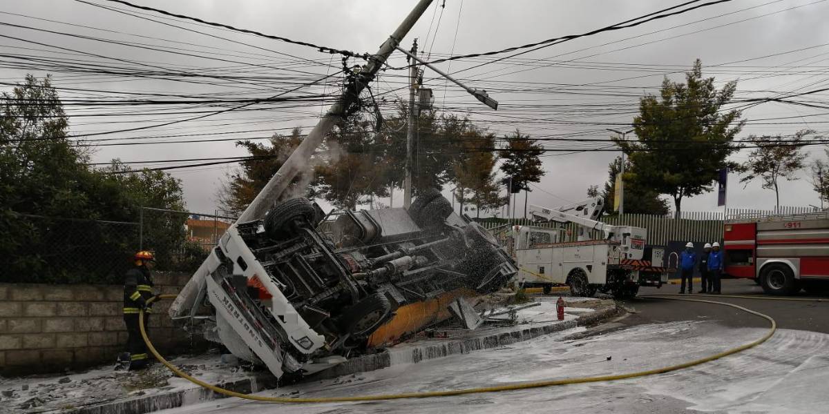 Un camión que transportaba diesel se volcó en Ambato