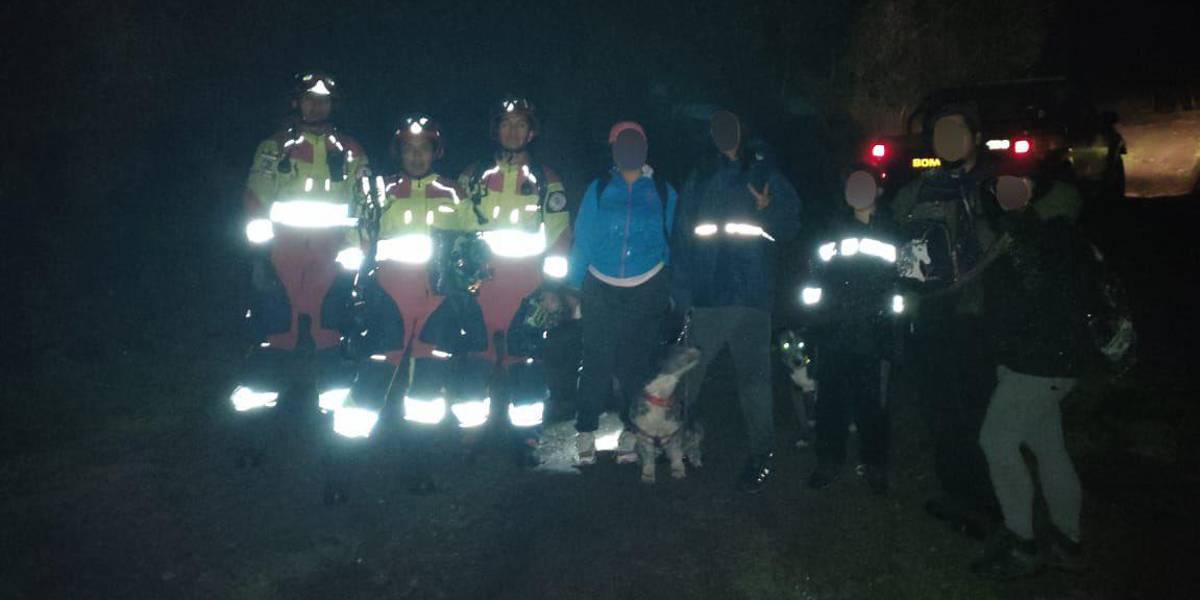 Cuerpo de Bomberos de Quito rescata a cinco excursionistas extraviados en el Rucu Pichincha
