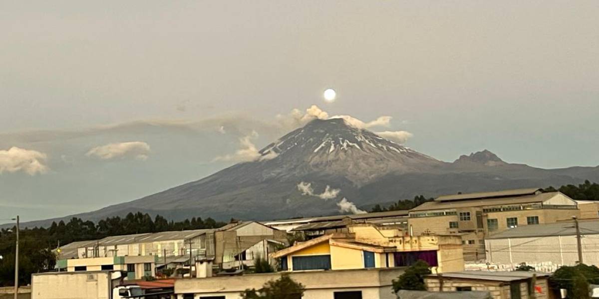 Secuencia fotográfica: mire cómo la luna se ubicó sobre el cráter del volcán Cotopaxi