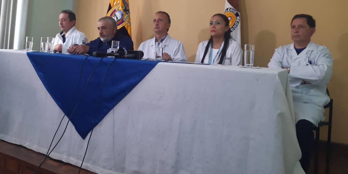 Médicos de Quito denuncian que el sistema de salud pública agoniza; piden que se declare en emergencia