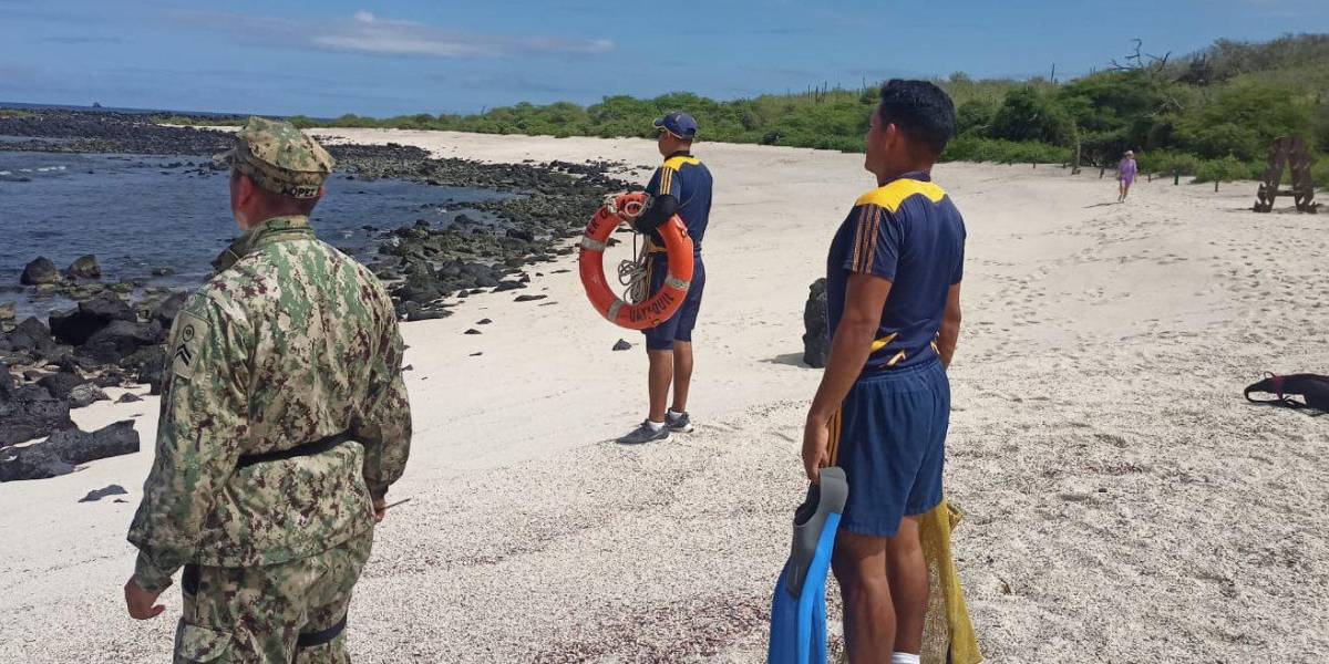 La Armada rescata a nueve turistas de una embarcación que se varó en Galápagos