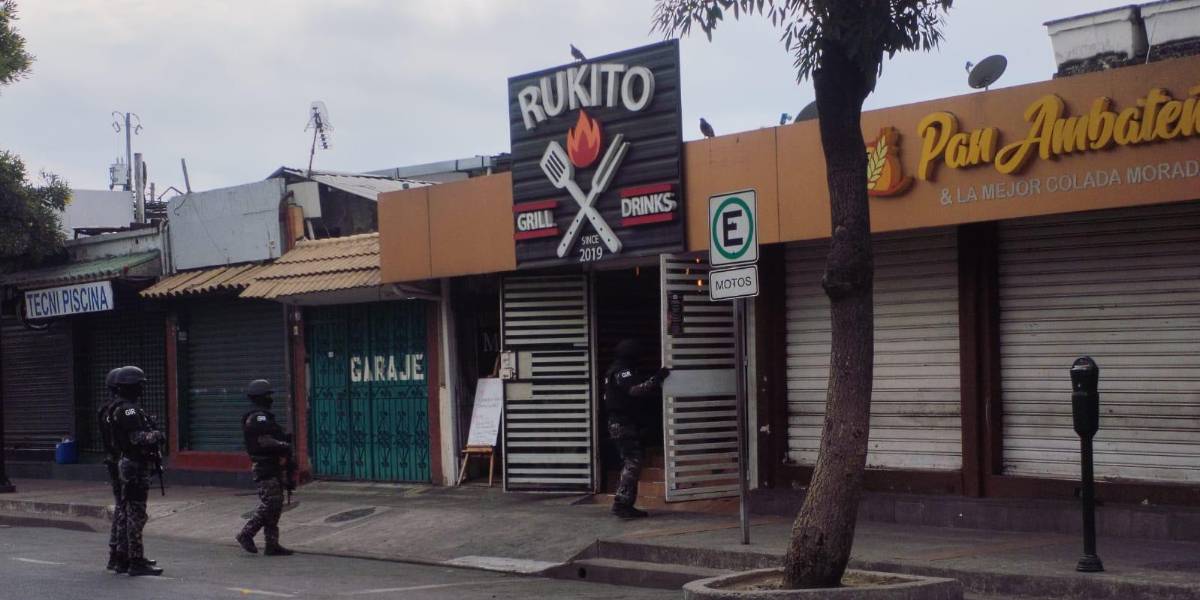 Policía detona artefacto dejado en negocio de parrilladas en Urdesa, norte de Guayaquil