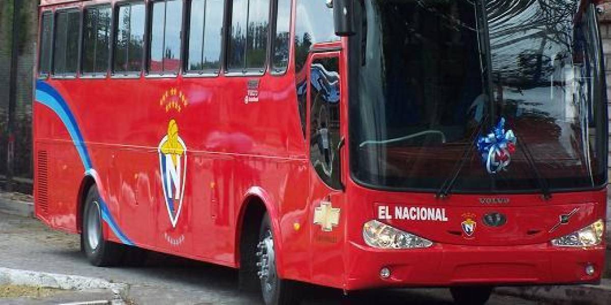 El bus de El Nacional fue embargado por deudas; la dirigencia asegura que el problema fue solucionado