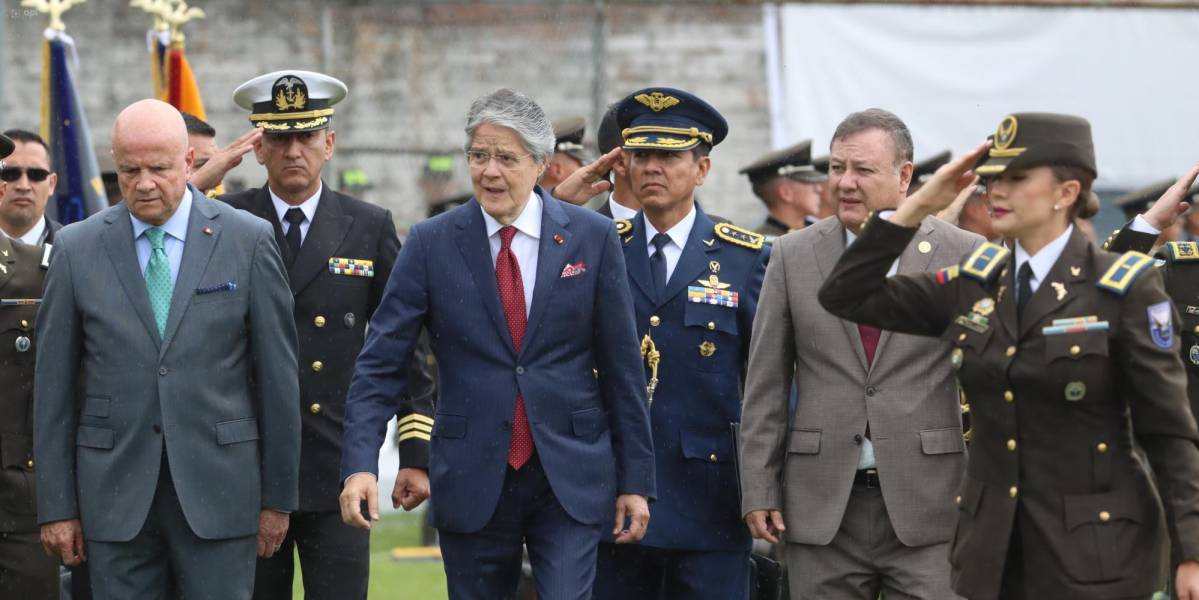 Más de 900 agentes especializados se unen a las filas policiales en Ecuador