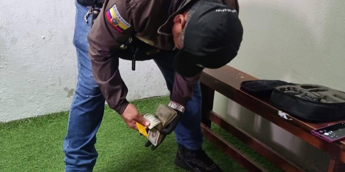 Hallan alrededor de 10 mil dólares en el camerino de los árbitros en un estadio en Ecuador