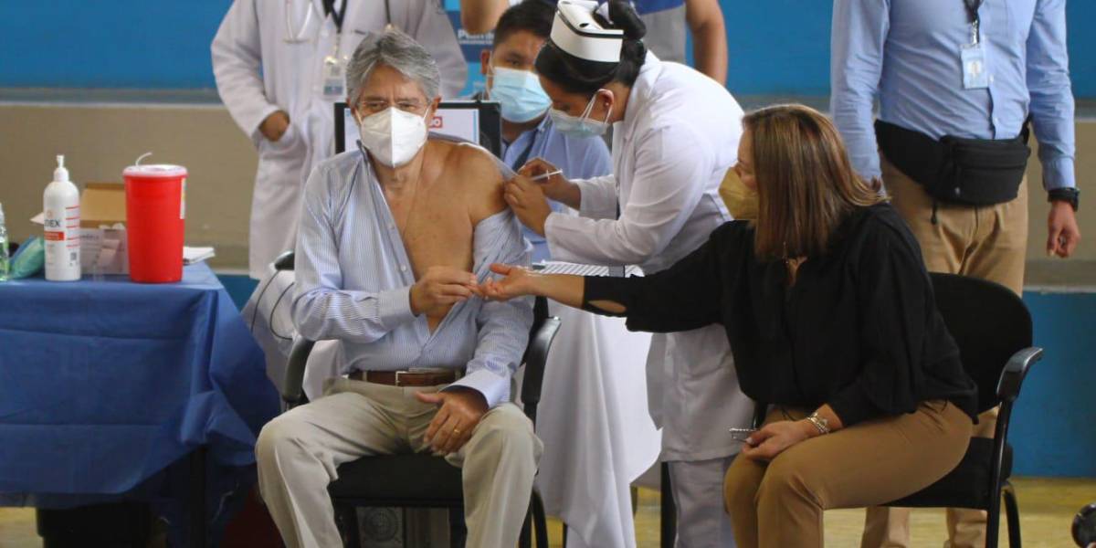 Guillermo Lasso se pone segunda dosis de vacuna contra COVID-19