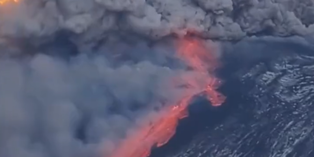 El volcán Etna erupciona y lanza lava en la isla de Sicilia, Italia