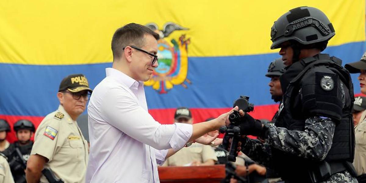 Noboa anuncia bono de USD 470 para policías y militares