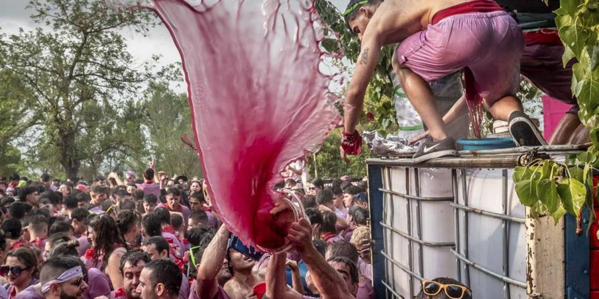 España: cientos de personas se lanzan vino en una tradicional batalla