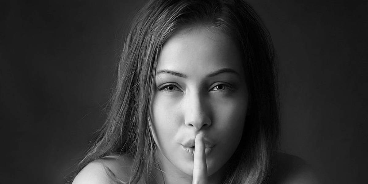 Hay cosas que es mejor callar: lo que no deberías contar a nadie si quieres proteger tu paz