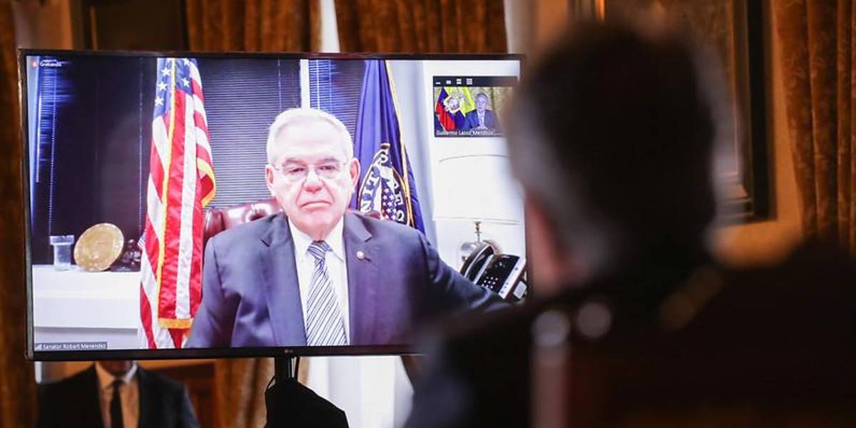 El ex senador de EE. UU. Bob Menéndez comienza a cumplir su condena de 11 años por corrupción
