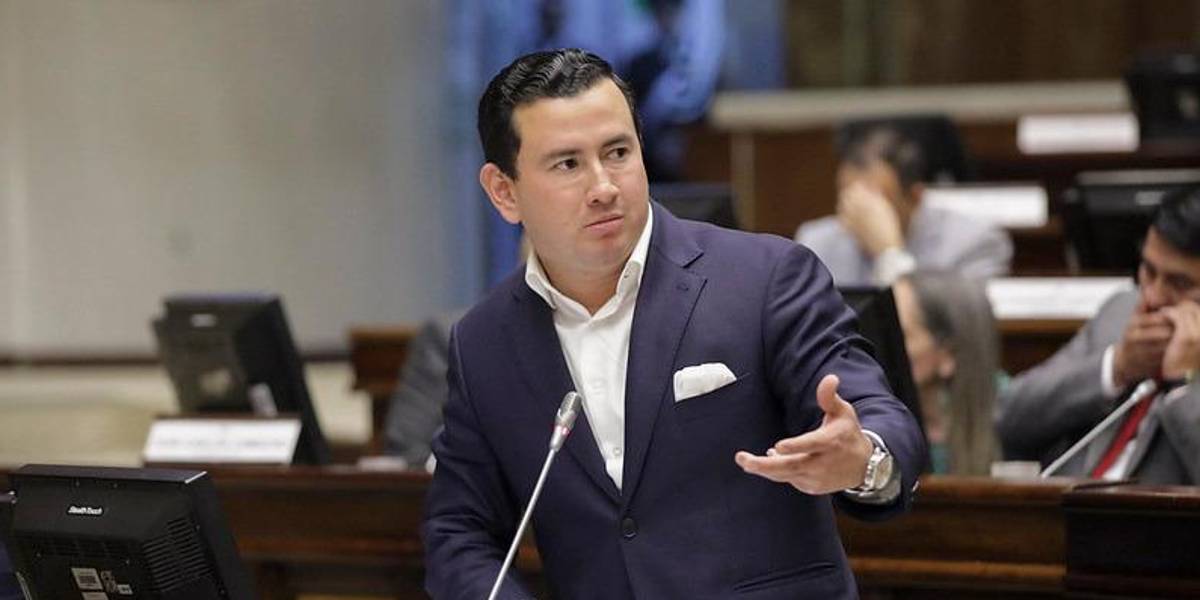 ADN expresa apoyo a Ferdinan Álvarez en medio de críticas por investigación al sistema de salud pública