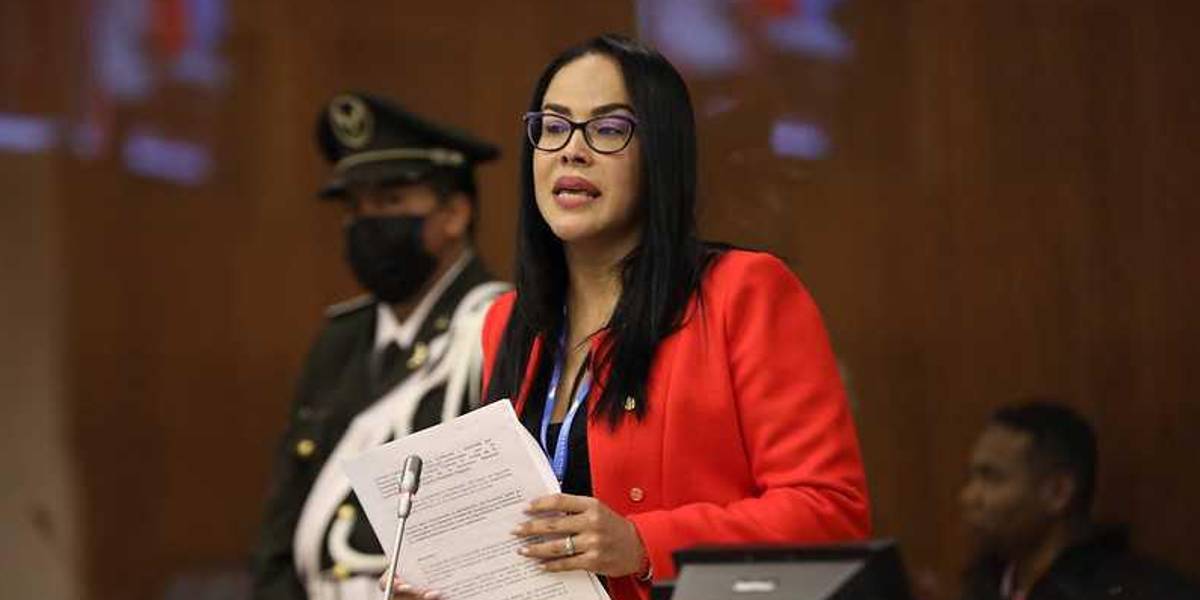 El PSC sufre otra baja: la asambleísta Elina Narváez se desafilia de la organización