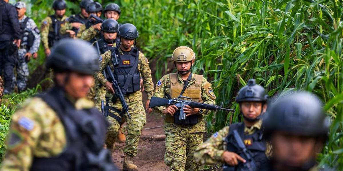 El Salvador: el presidente Nayib Bukele ordena a 8 000 soldados y policías cercar una región para encerrar a pandilleros
