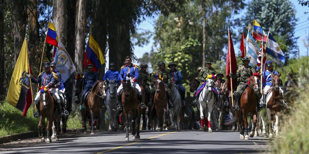 Cabalgata Bicentenaria para conmemorar la Batalla del Pichincha llega a la Cima de la Libertad
