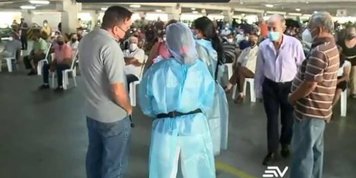 Desorden en proceso de vacunación en la Universidad Católica de Guayaquil