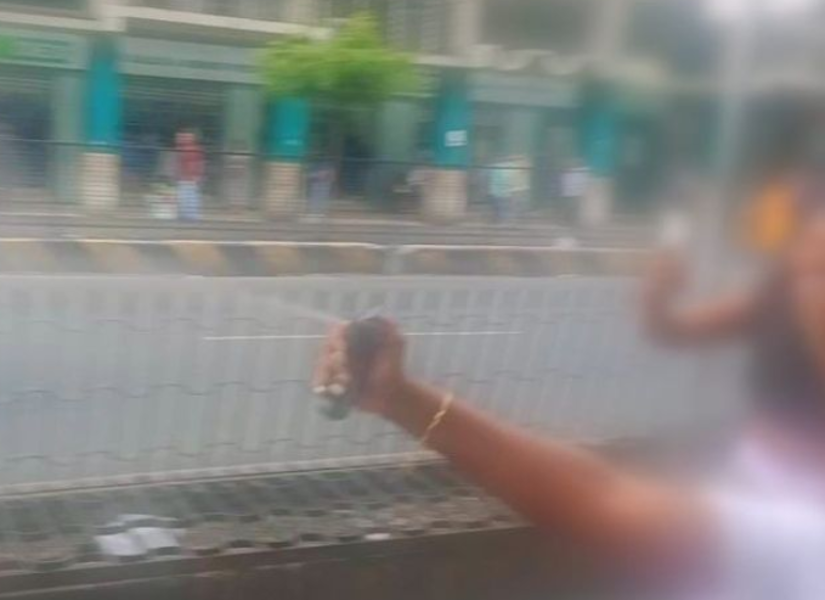 Una mujer atacó con gas pimienta a un agente.