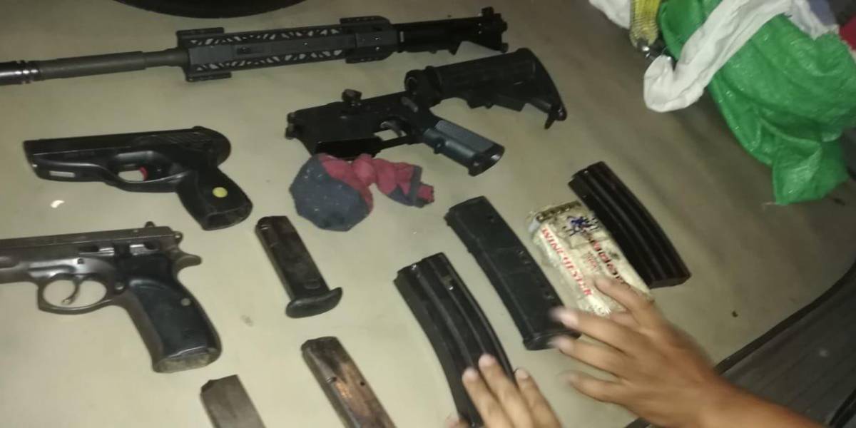 Detienen a un ciudadano con 1 fusil, 6 alimentadoras y 140 municiones en Guayaquil