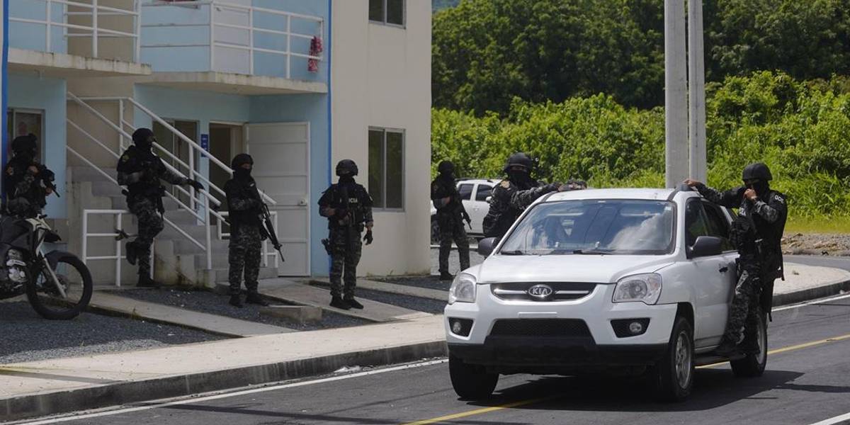 Una mujer fue asesinada a tiros cuando esperaba un bus en Socio Vivienda 1, en Guayaquil