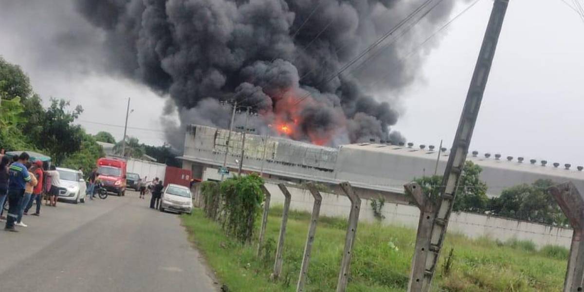 Un incendio de gran magnitud consume una fábrica en Nobol, provincia del Guayas