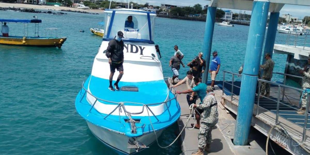 Galápagos | Una embarcación naufragó y la lancha de la Armada que fue al rescate también se hundió