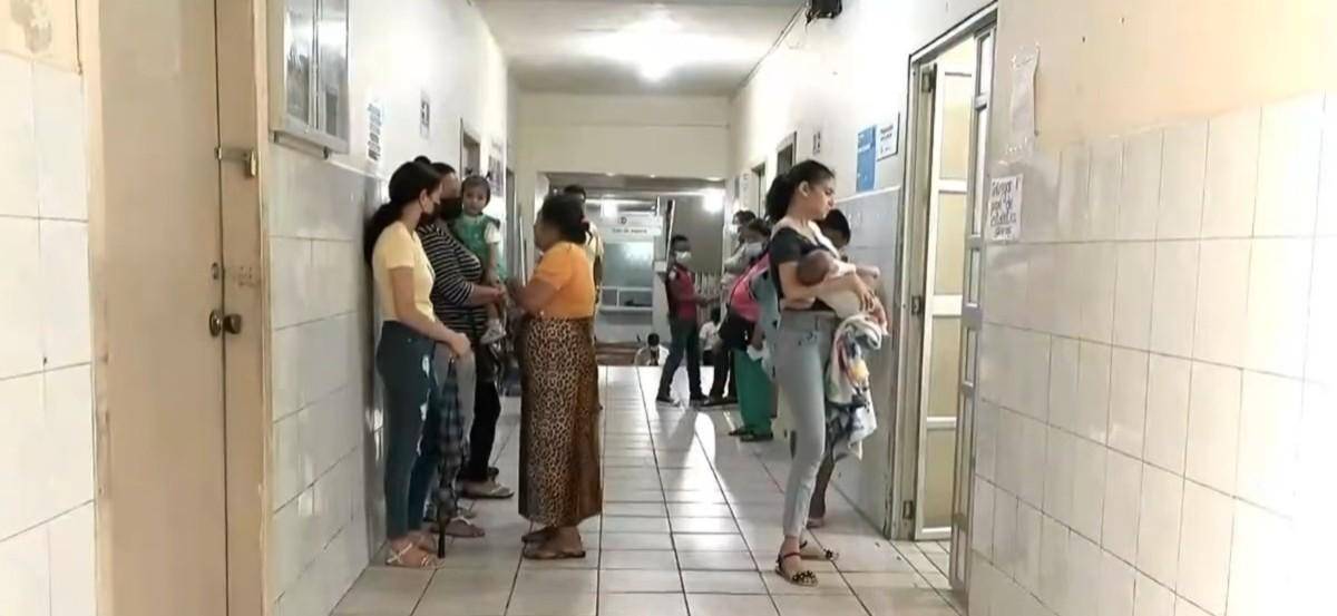 Imagen de madres de familia con sus bebés en un centtro de salud.