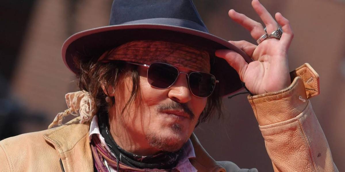 Johnny Depp levanta la bandera ecuatoriana en un concierto en Nueva York