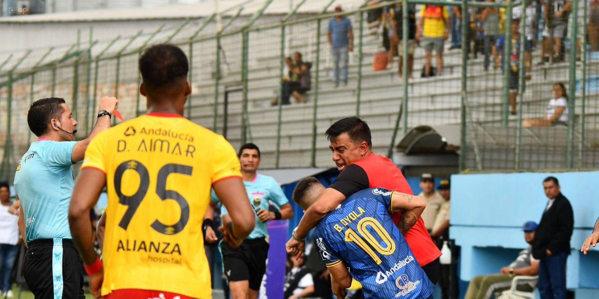 César Farías golpea a dos jugadores del Delfín SC en pleno partido