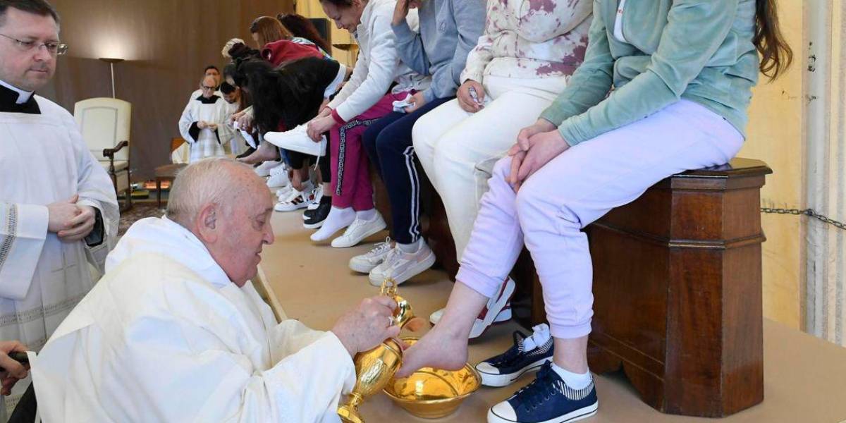 El papa Francisco lava los pies de 12 prisioneras.