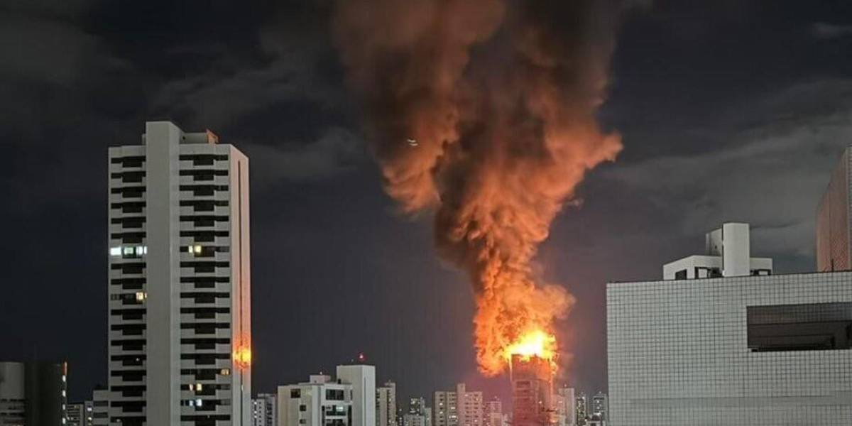 Video | Un voraz incendio arrasó un edificio en Recife, Brasil