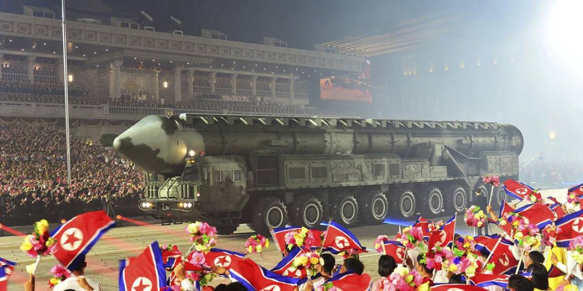 Corea del Norte expone su potencial nuclear en un desfile militar liderado por Kim Jong-un