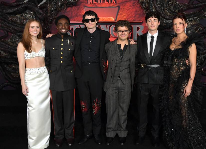 De izquierda a derecha: Sadie Sink, Caleb McLaughlin, Finn Wolfhard, Gaten Matarazzo, Noah Schnapp y Millie Bobby Brown en la premiere de la temporada 5 de la serie en Hollywood, el pasado 5 de noviembre.