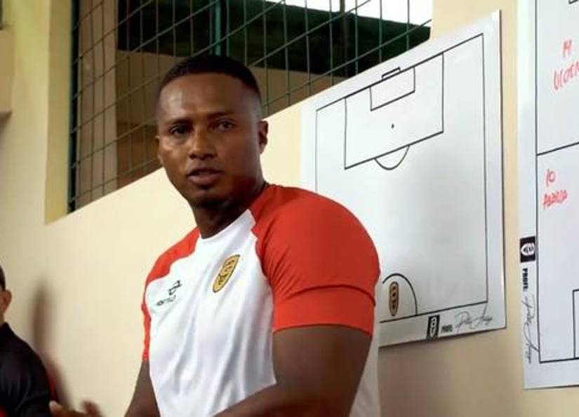 Antonio Valencia ganó su primer partido como entrenador.