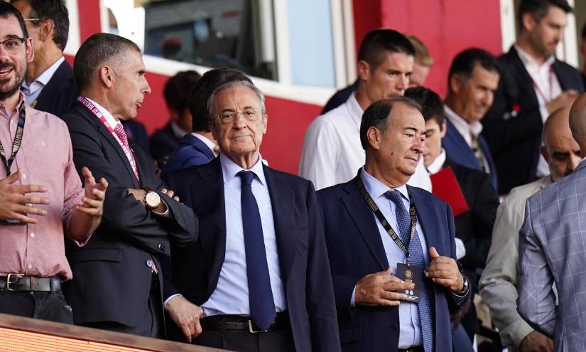 El presidente del Real Madrid, Florentino Pérez (c) y el del Girona, Delfi Geli (c-i) durante el partido de la jornada 8 de Liga de Primera división que disputaron el Girona y el Real Madrid.