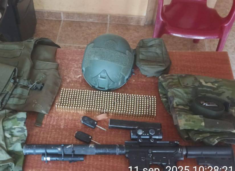 Imagen de las municiones, el arma y prendas de vestir halladas durante una inspección policial en Zamora Chinchipe.