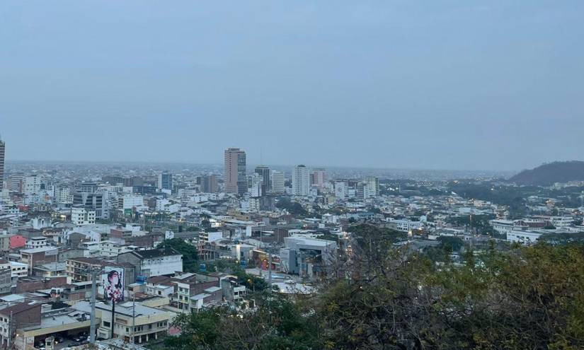 Una panorámica de Guayaquil al amanecer del jueves, 17 de noviembre de 2022.