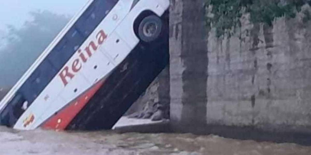 Un bus interprovincial cayó al río Blanco, en un tramo perteneciente a Pichincha